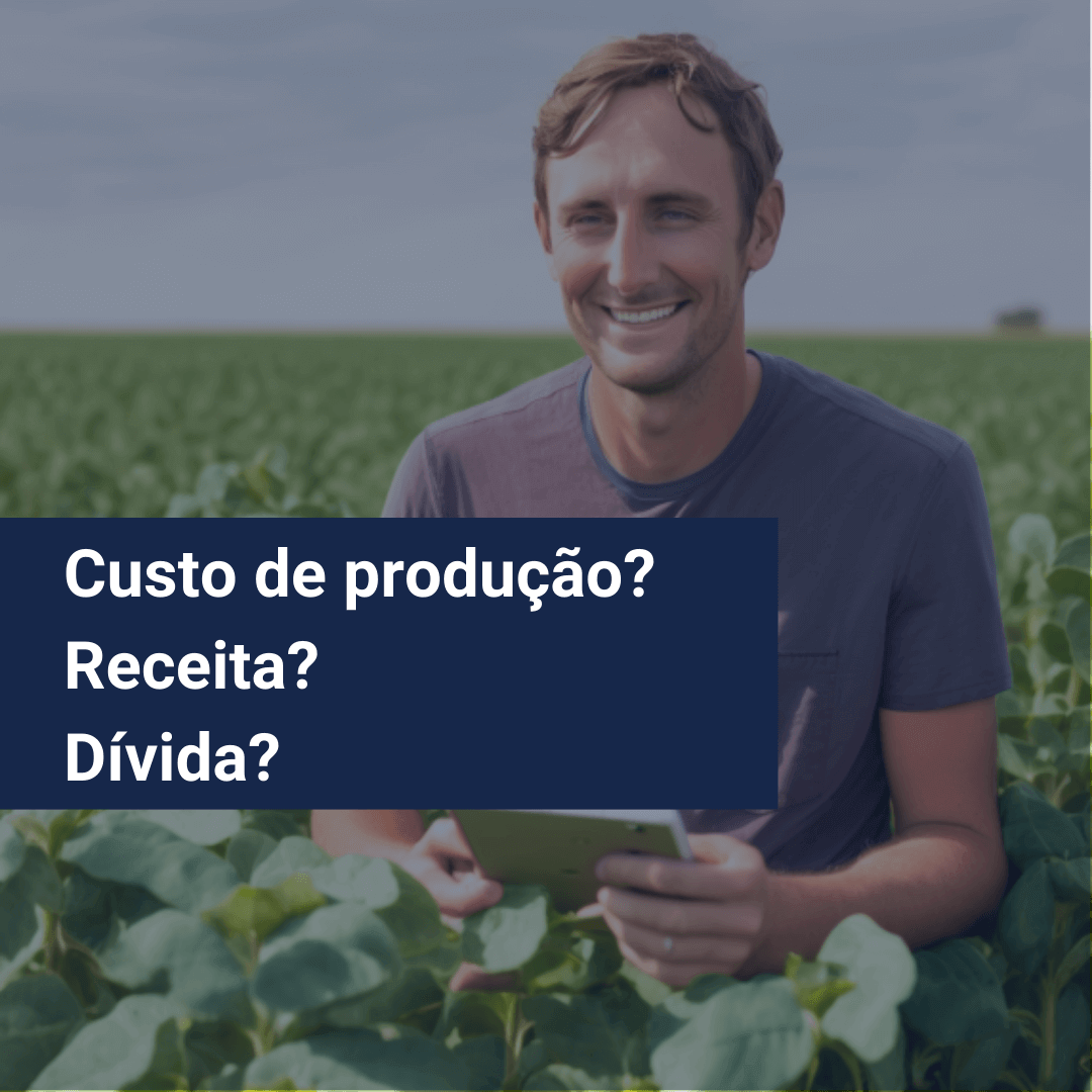 Agricultor em lavoura sorrindo segurando um tablet