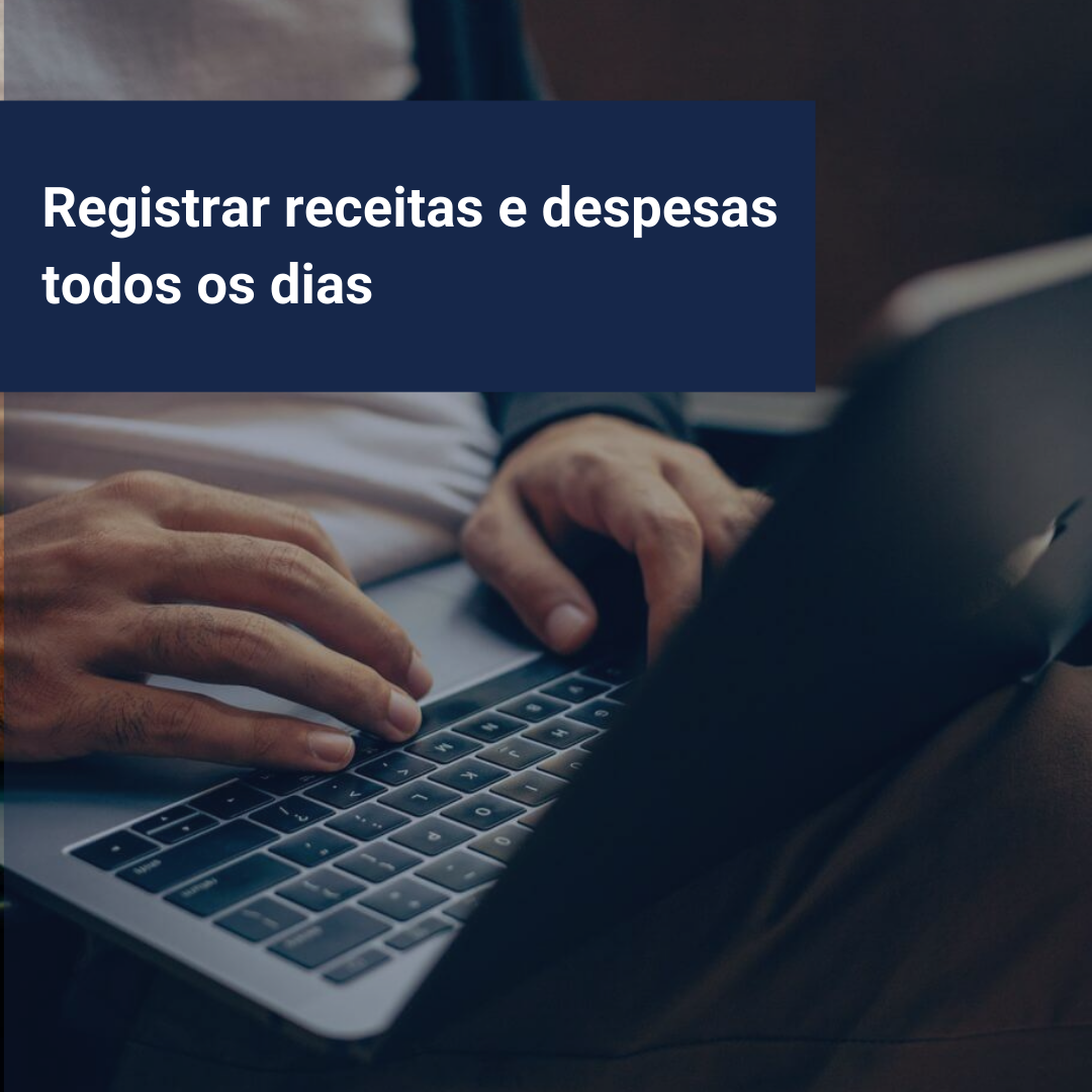 Foto de pessoa sentada trabalhando com um computador no colo